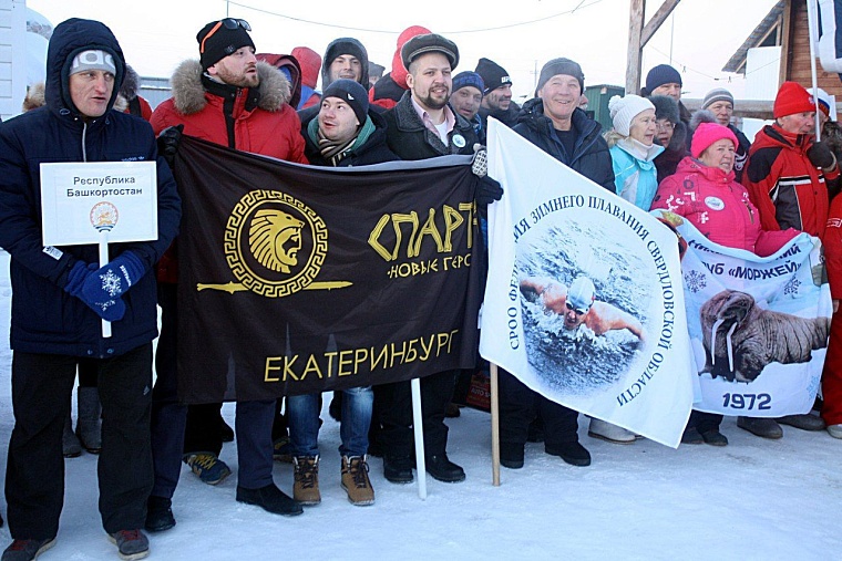 В тридцатиградусный мороз в Тюмени Джейми Монахан проплыла милю, установив мировой рекорд