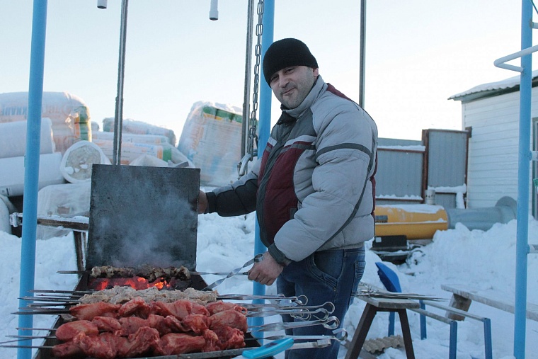 В тридцатиградусный мороз в Тюмени Джейми Монахан проплыла милю, установив мировой рекорд