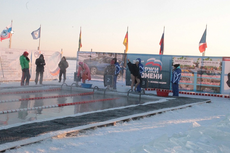 В тридцатиградусный мороз в Тюмени Джейми Монахан проплыла милю, установив мировой рекорд