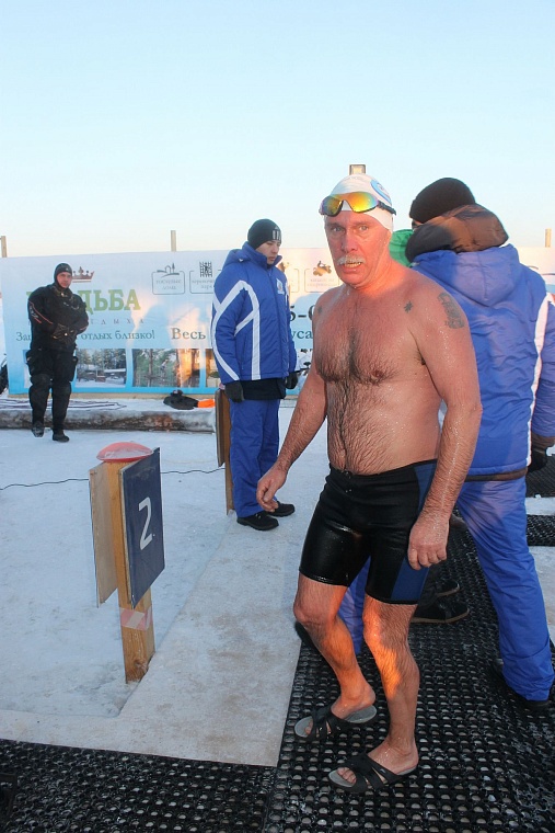 В тридцатиградусный мороз в Тюмени Джейми Монахан проплыла милю, установив мировой рекорд