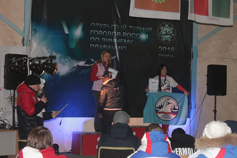 В тридцатиградусный мороз в Тюмени Джейми Монахан проплыла милю, установив мировой рекорд