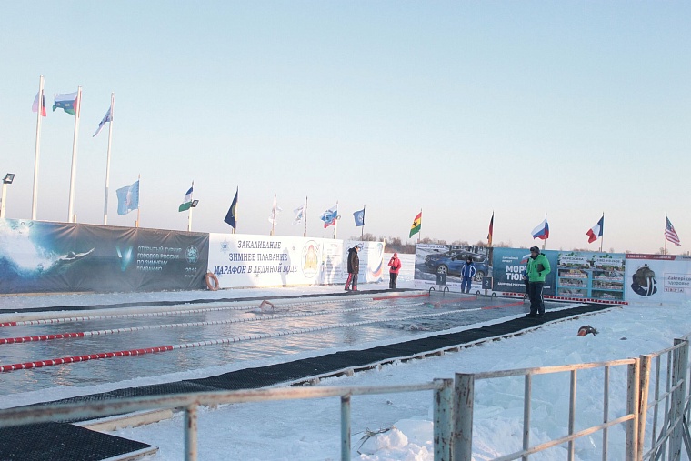 В тридцатиградусный мороз в Тюмени Джейми Монахан проплыла милю, установив мировой рекорд