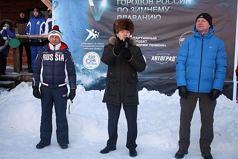 В тридцатиградусный мороз в Тюмени Джейми Монахан проплыла милю, установив мировой рекорд
