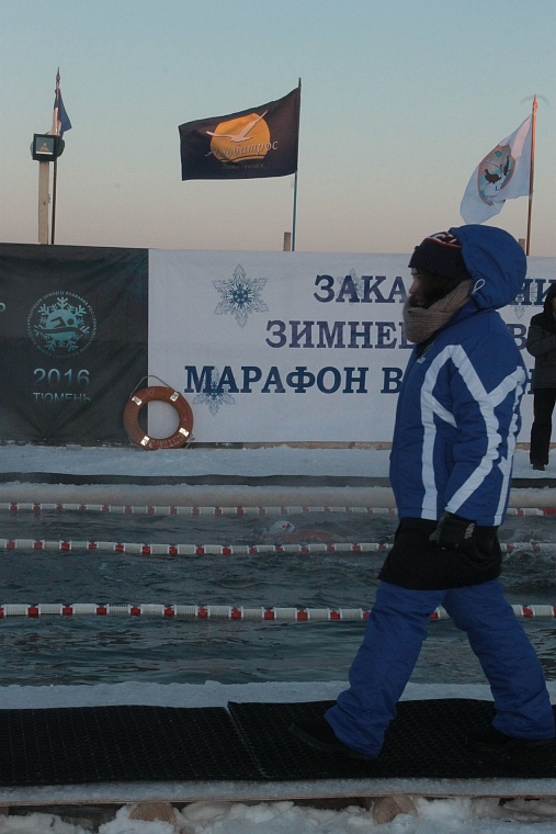 В тридцатиградусный мороз в Тюмени Джейми Монахан проплыла милю, установив мировой рекорд