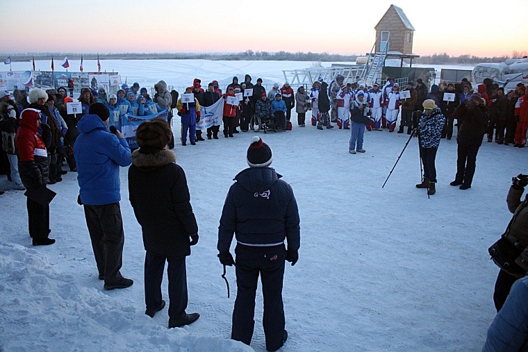 В тридцатиградусный мороз в Тюмени Джейми Монахан проплыла милю, установив мировой рекорд