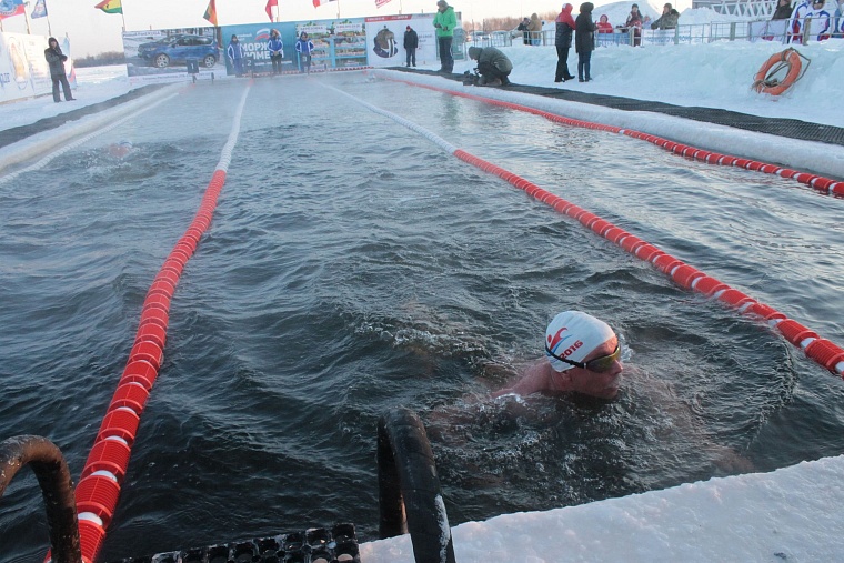 В тридцатиградусный мороз в Тюмени Джейми Монахан проплыла милю, установив мировой рекорд