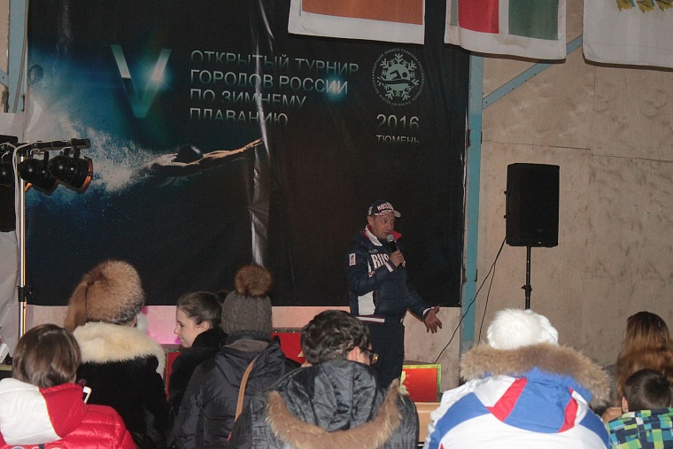 В тридцатиградусный мороз в Тюмени Джейми Монахан проплыла милю, установив мировой рекорд