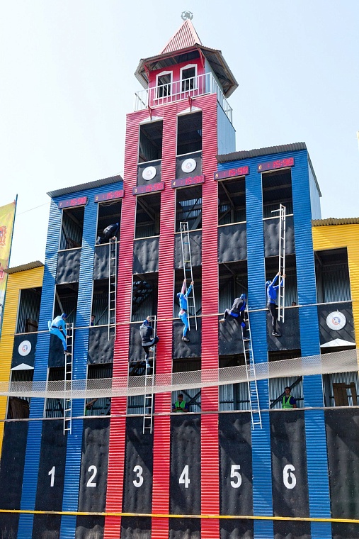 Дисциплина «Подъем по штурмовой лестнице в окно 4 этажа учебной башни»