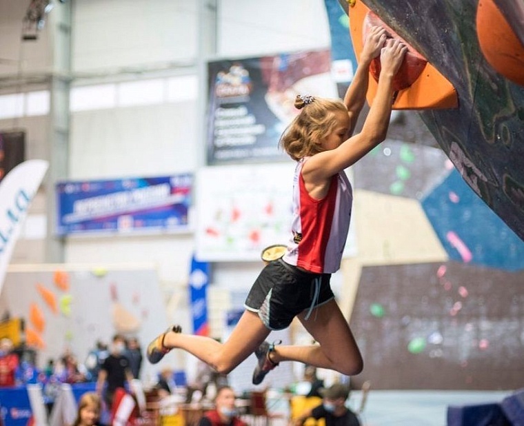 Юные скалолазы из Тюмени покорили "Рождественский турнир"