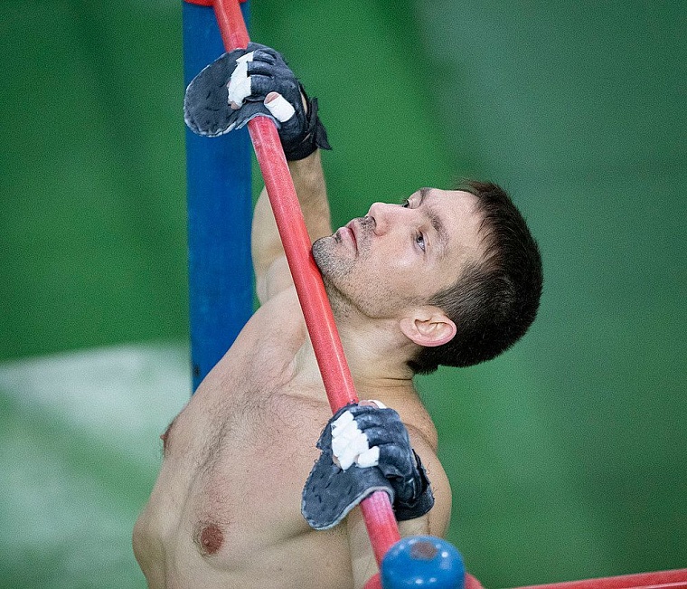 Равиль Хакимов во время выполнения упражнения.