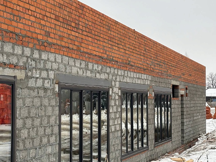 В Тюмени у будущего крытого катка на Судоремонтной начали монтировать стены