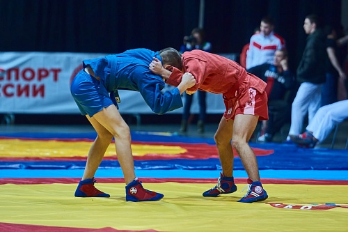 Александр Моор напутствовал тюменских самбистов