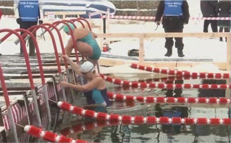 Моржи со всего мира от 8 до 88 лет соревнуются под Тюменью