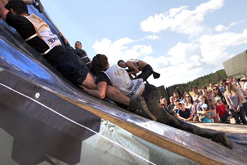 По колено в грязи: «Гонка героев» прошла в Тюмени