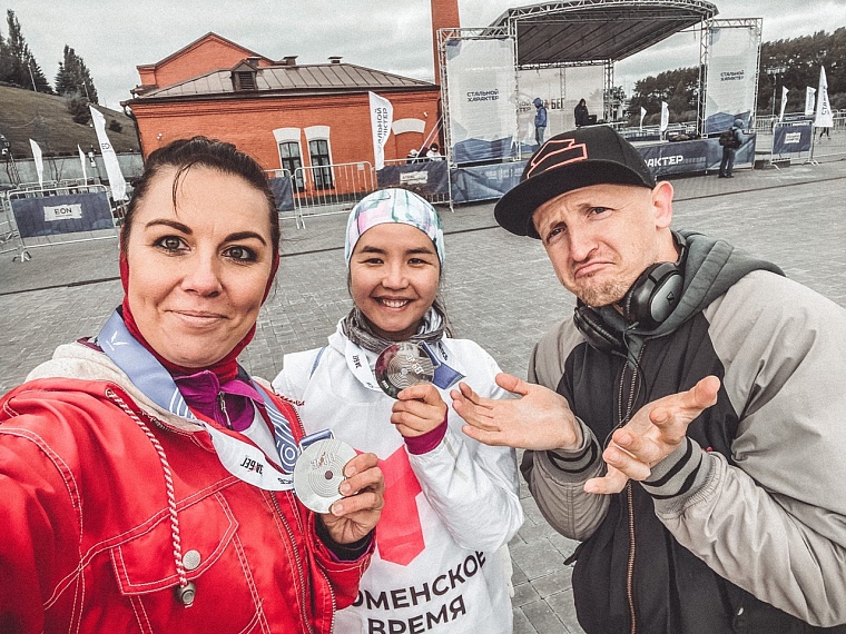 Команды «Тюменского времени» и Dipol FM приняли участие в фестивале бега «Стальной характер 2022»