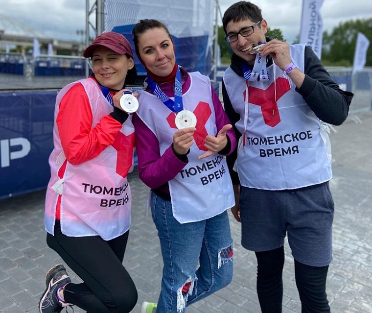 Команды «Тюменского времени» и Dipol FM приняли участие в фестивале бега «Стальной характер 2022»