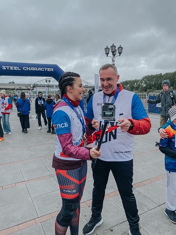 Команды «Тюменского времени» и Dipol FM приняли участие в фестивале бега «Стальной характер 2022»