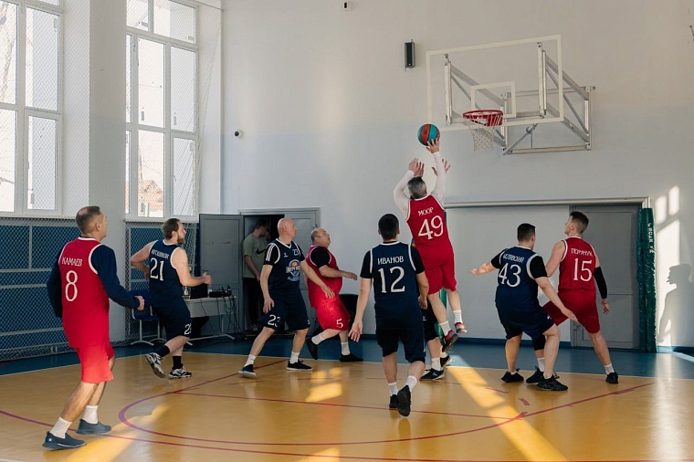 Александр Моор сыграл в баскетбол в команде своих одноклассников