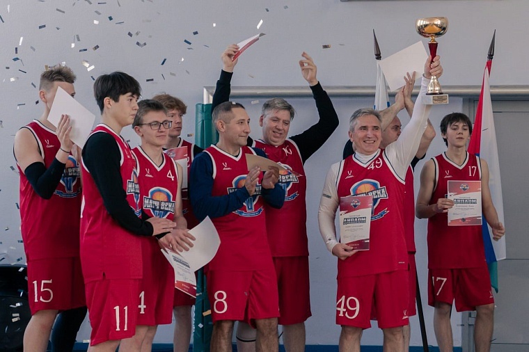 Александр Моор сыграл в баскетбол в команде своих одноклассников