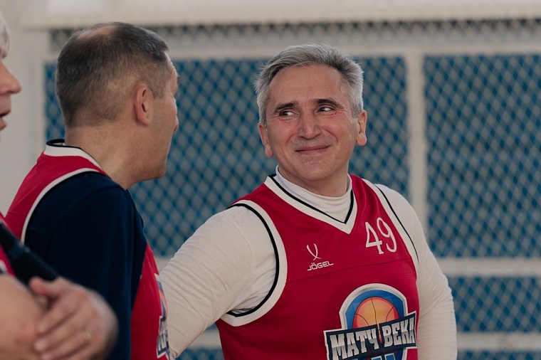 Александр Моор сыграл в баскетбол в команде своих одноклассников