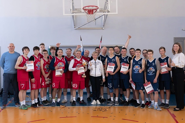 Александр Моор сыграл в баскетбол в команде своих одноклассников