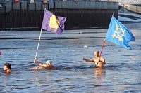 Тюменские моржи открыли новый сезон массовым обливанием и заплывом с флагами