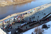 Тюменские моржи открыли новый сезон массовым обливанием и заплывом с флагами