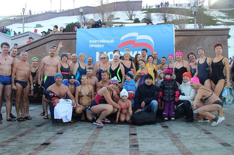 Тюменские моржи открыли новый сезон массовым обливанием и заплывом с флагами