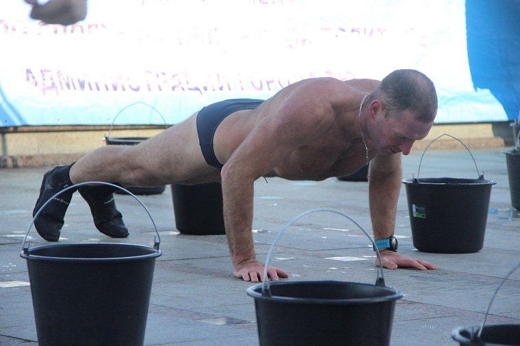 Тюменские моржи открыли новый сезон массовым обливанием и заплывом с флагами