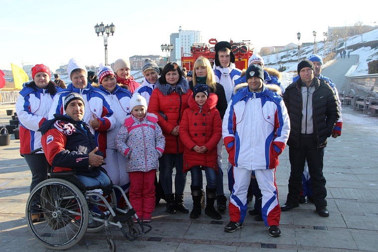 Тюменские моржи открыли новый сезон массовым обливанием и заплывом с флагами