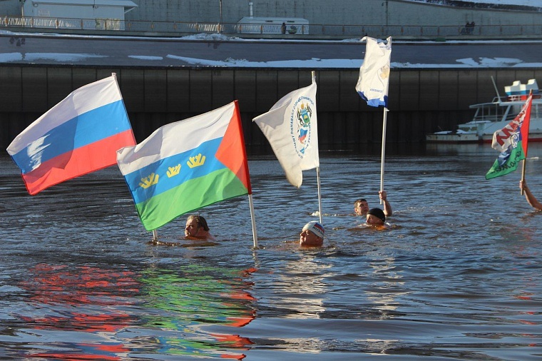 Тюменские моржи открыли новый сезон массовым обливанием и заплывом с флагами