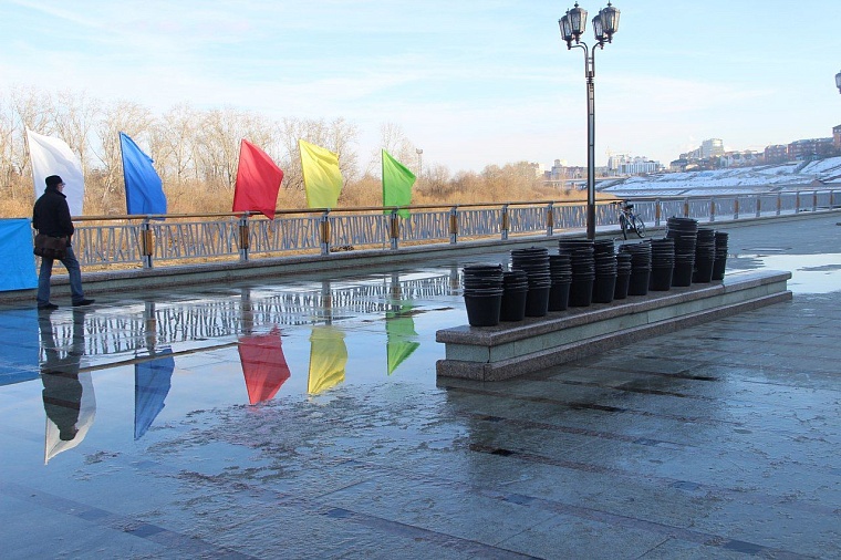 Тюменские моржи открыли новый сезон массовым обливанием и заплывом с флагами