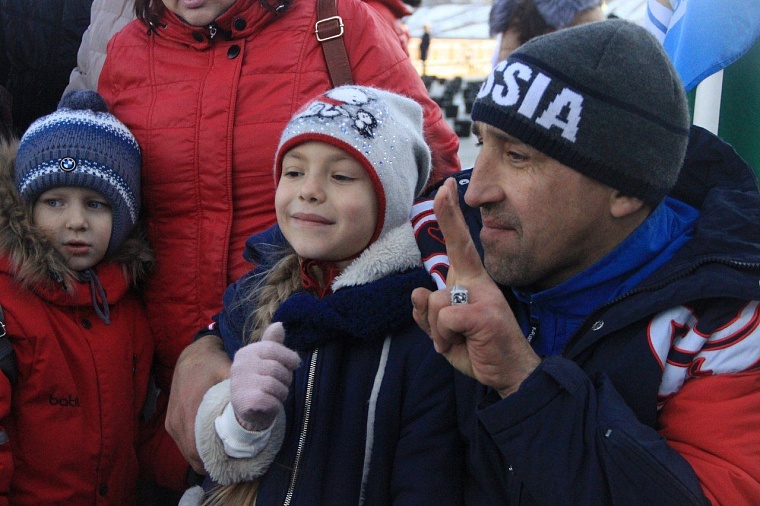 Тюменские моржи открыли новый сезон массовым обливанием и заплывом с флагами