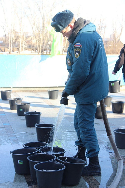 Тюменские моржи открыли новый сезон массовым обливанием и заплывом с флагами