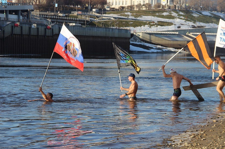 Тюменские моржи открыли новый сезон массовым обливанием и заплывом с флагами