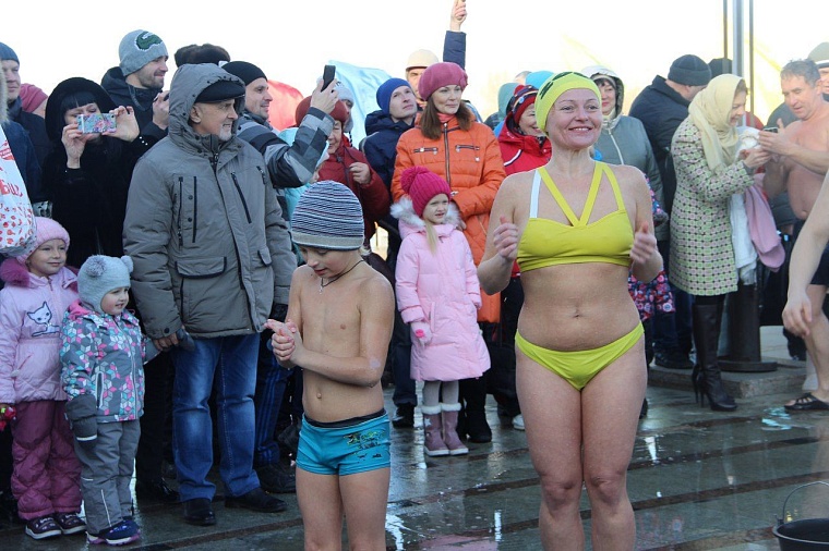 Тюменские моржи открыли новый сезон массовым обливанием и заплывом с флагами