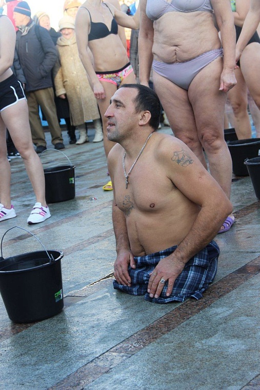 Тюменские моржи открыли новый сезон массовым обливанием и заплывом с флагами