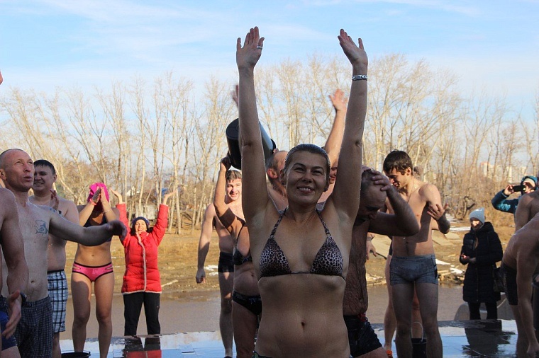 Тюменские моржи открыли новый сезон массовым обливанием и заплывом с флагами