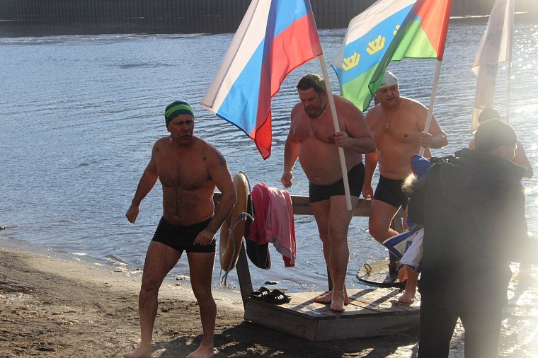 Тюменские моржи открыли новый сезон массовым обливанием и заплывом с флагами