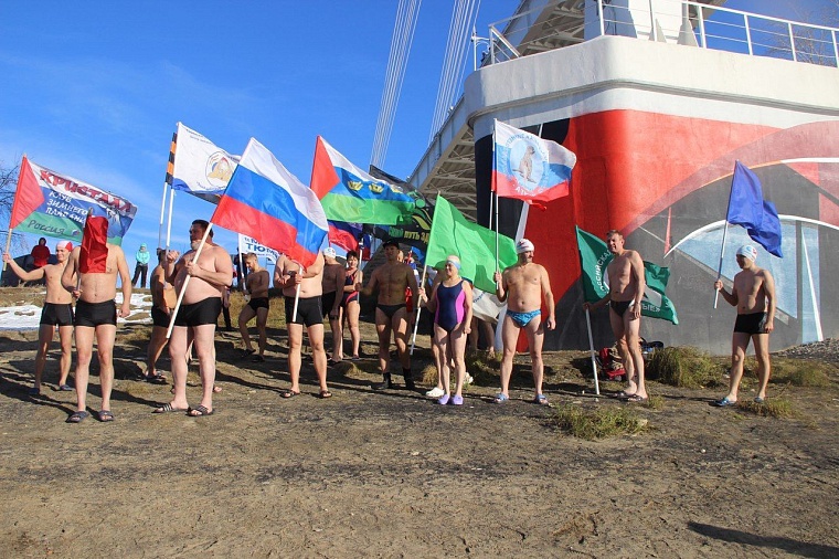 Тюменские моржи открыли новый сезон массовым обливанием и заплывом с флагами