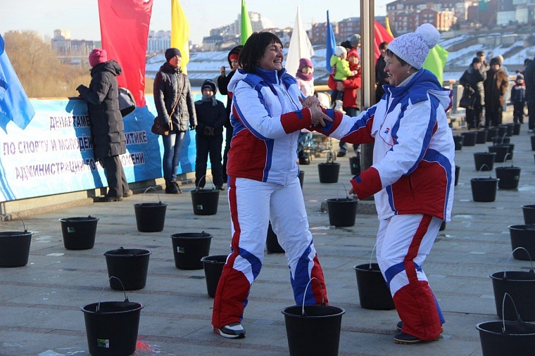 Тюменские моржи открыли новый сезон массовым обливанием и заплывом с флагами