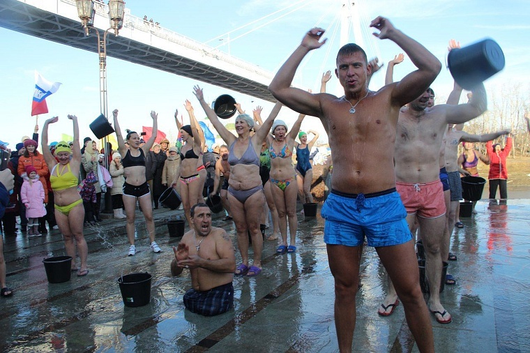 Тюменские моржи открыли новый сезон массовым обливанием и заплывом с флагами