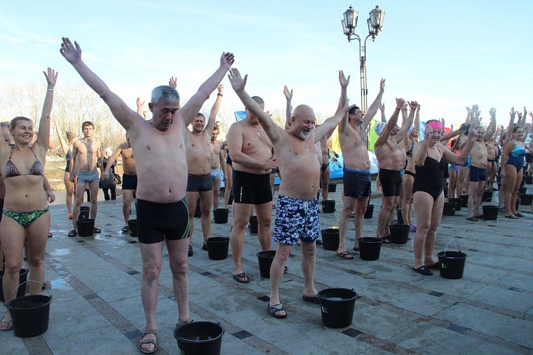 Тюменские моржи открыли новый сезон массовым обливанием и заплывом с флагами