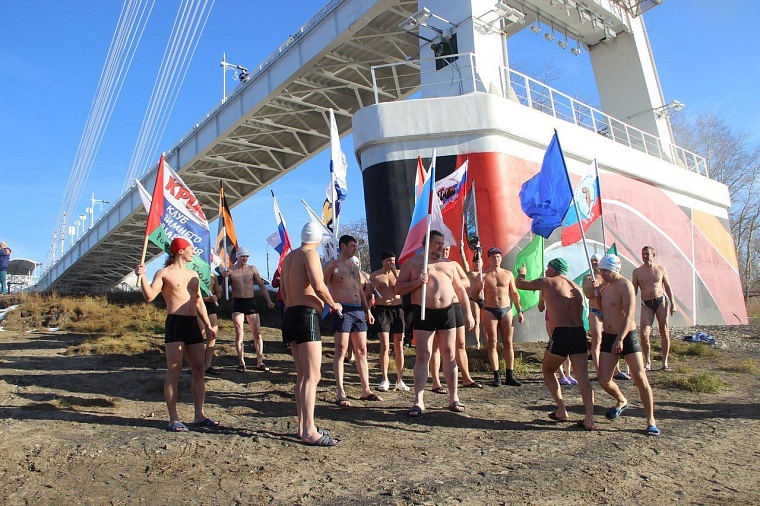 Тюменские моржи открыли новый сезон массовым обливанием и заплывом с флагами