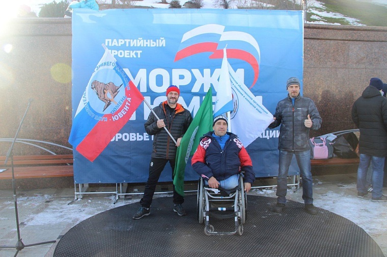 Тюменские моржи открыли новый сезон массовым обливанием и заплывом с флагами