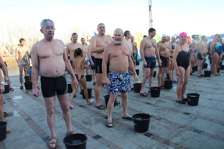 Тюменские моржи открыли новый сезон массовым обливанием и заплывом с флагами