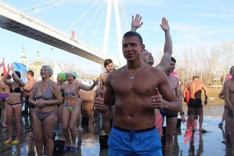 Тюменские моржи открыли новый сезон массовым обливанием и заплывом с флагами