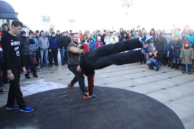 Тюменские моржи открыли новый сезон массовым обливанием и заплывом с флагами