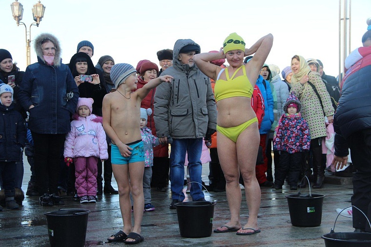 Тюменские моржи открыли новый сезон массовым обливанием и заплывом с флагами