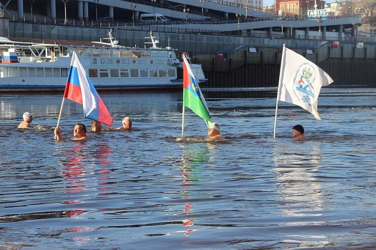 Тюменские моржи открыли новый сезон массовым обливанием и заплывом с флагами